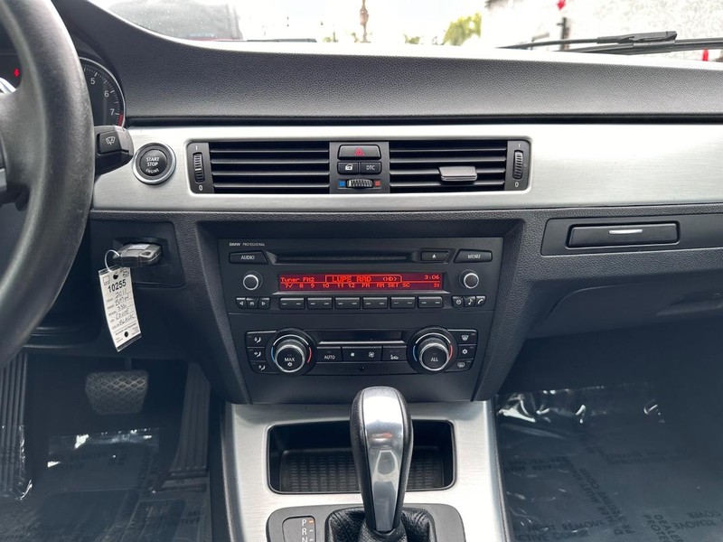 BMW 3 Series Vehicle Full-screen Gallery Image 16