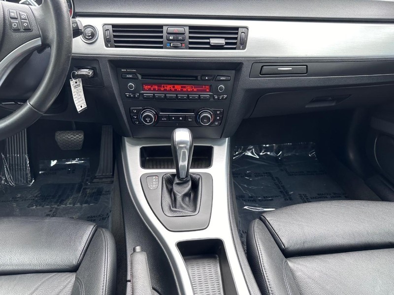BMW 3 Series Vehicle Full-screen Gallery Image 17