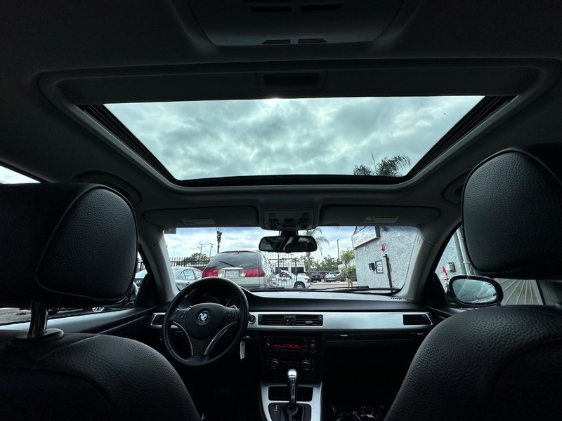 BMW 3 Series Vehicle Full-screen Gallery Image 18