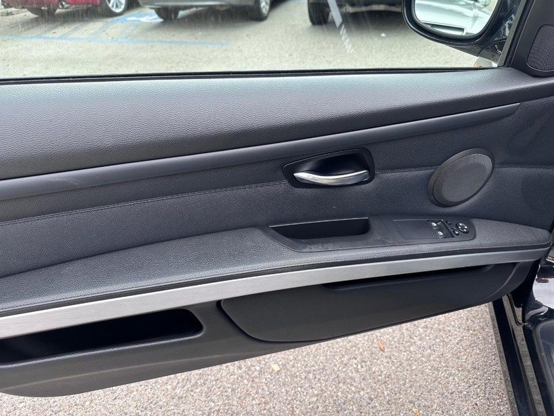 BMW 3 Series Vehicle Full-screen Gallery Image 19
