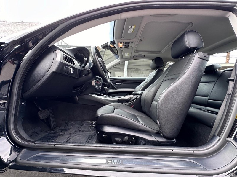 BMW 3 Series Vehicle Full-screen Gallery Image 20