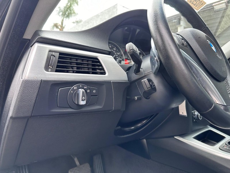 BMW 3 Series Vehicle Full-screen Gallery Image 21