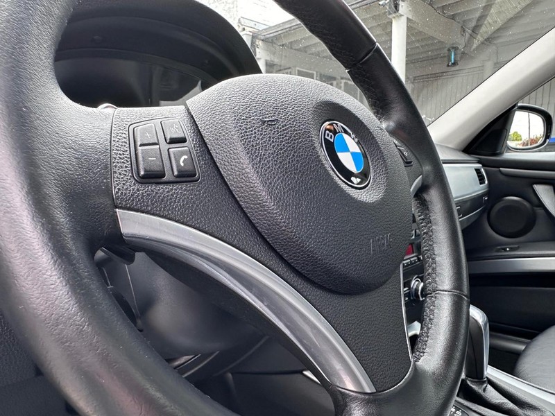 BMW 3 Series Vehicle Full-screen Gallery Image 22