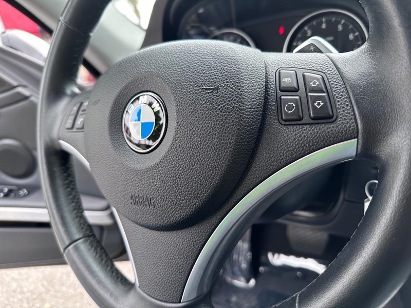 BMW 3 Series Vehicle Full-screen Gallery Image 23