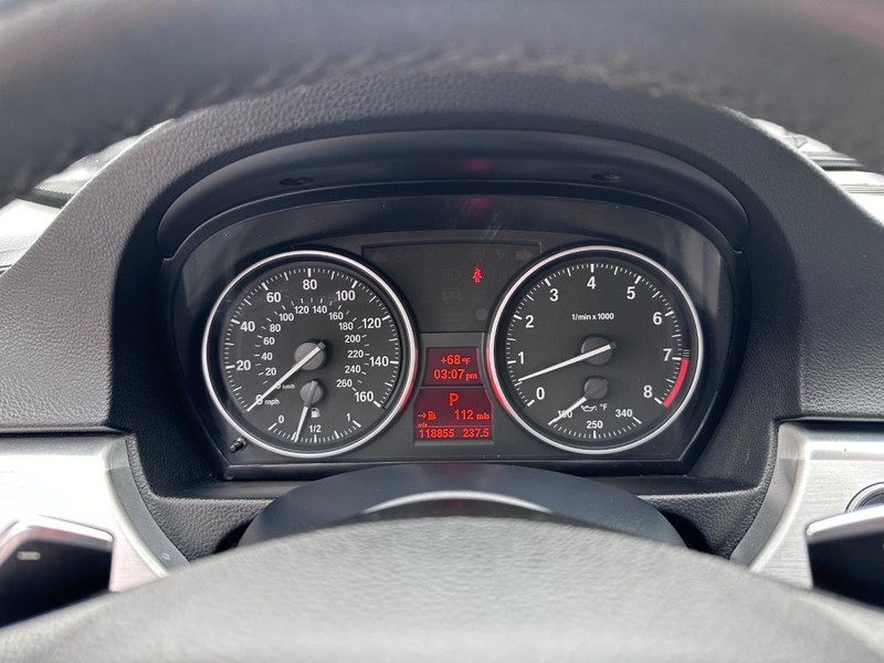 BMW 3 Series Vehicle Full-screen Gallery Image 24