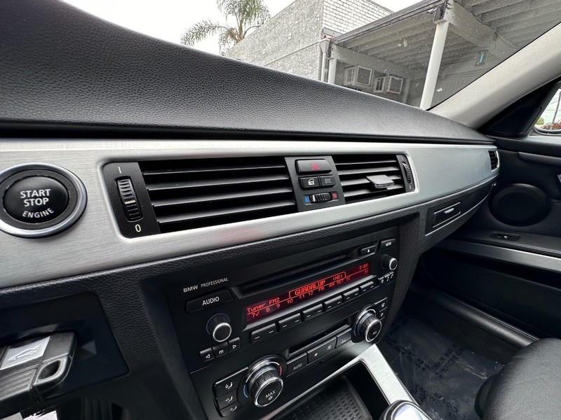 BMW 3 Series Vehicle Full-screen Gallery Image 25