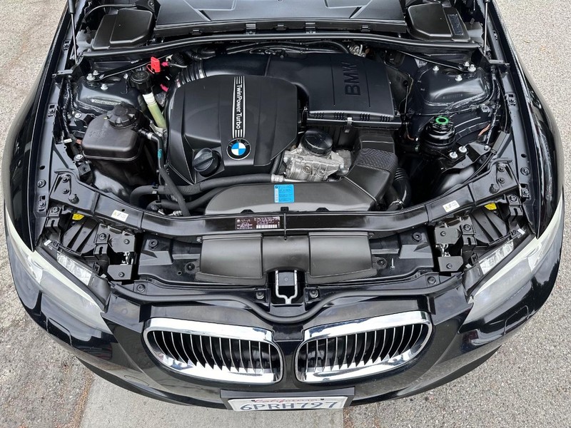 BMW 3 Series Vehicle Full-screen Gallery Image 26