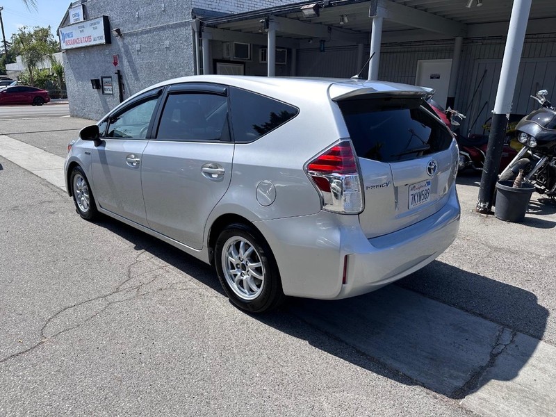 Toyota Prius V Vehicle Full-screen Gallery Image 3