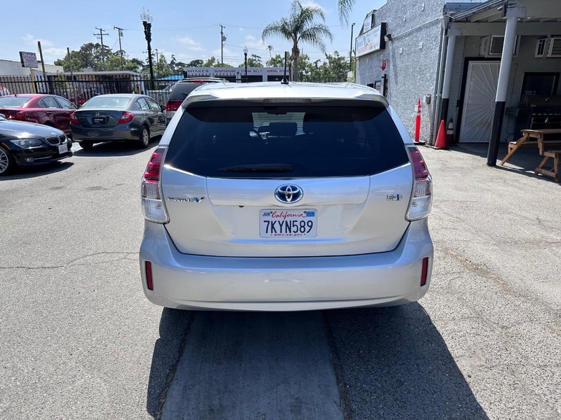 Toyota Prius V Vehicle Full-screen Gallery Image 4