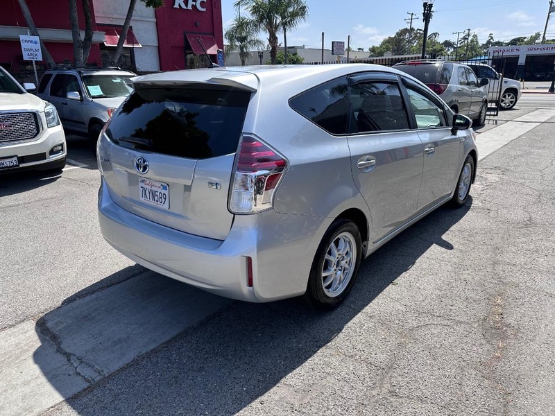 Toyota Prius V Vehicle Full-screen Gallery Image 5