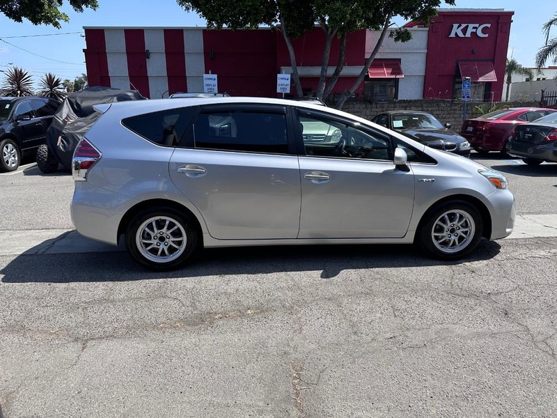 Toyota Prius V Vehicle Full-screen Gallery Image 6