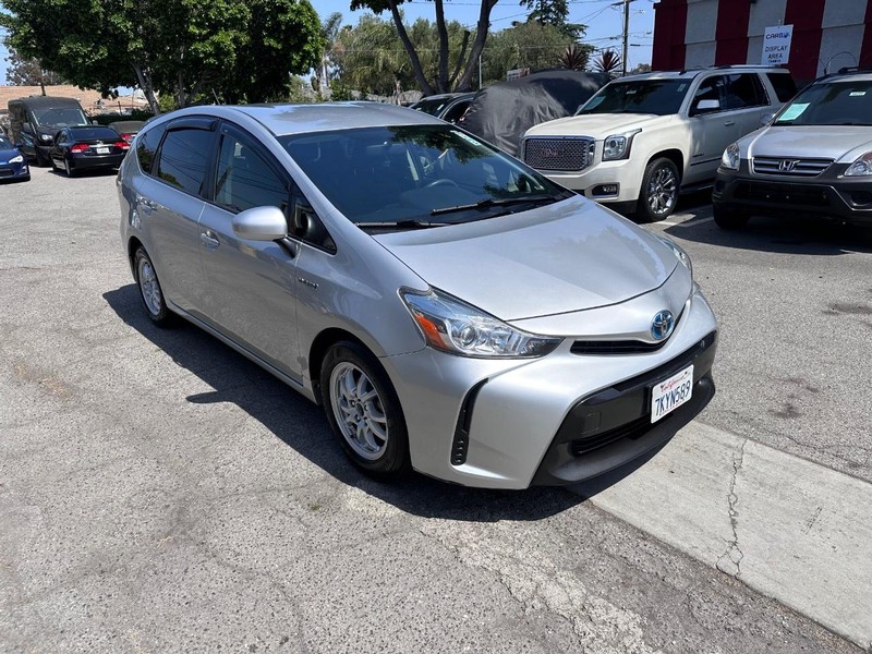 Toyota Prius V Vehicle Full-screen Gallery Image 7