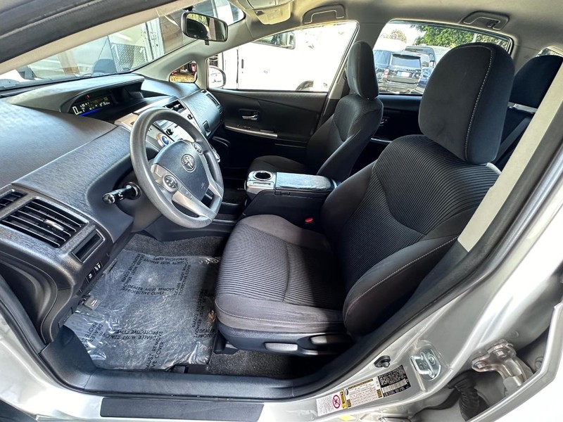 Toyota Prius V Vehicle Full-screen Gallery Image 9