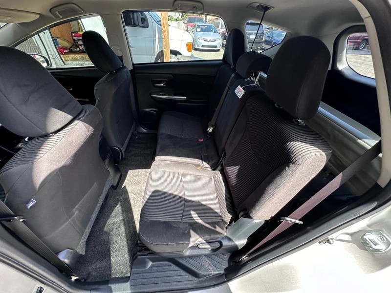 Toyota Prius V Vehicle Full-screen Gallery Image 10