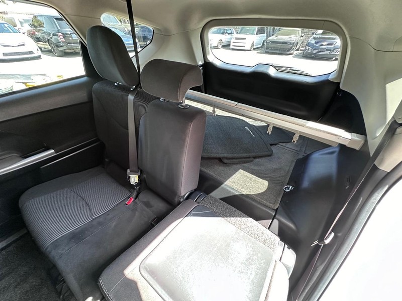 Toyota Prius V Vehicle Full-screen Gallery Image 11