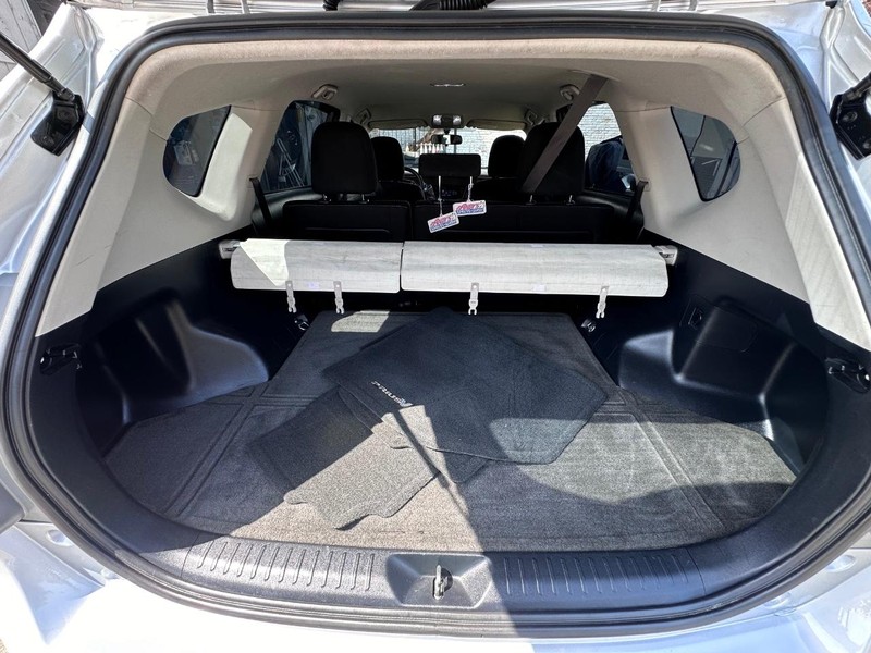 Toyota Prius V Vehicle Full-screen Gallery Image 12