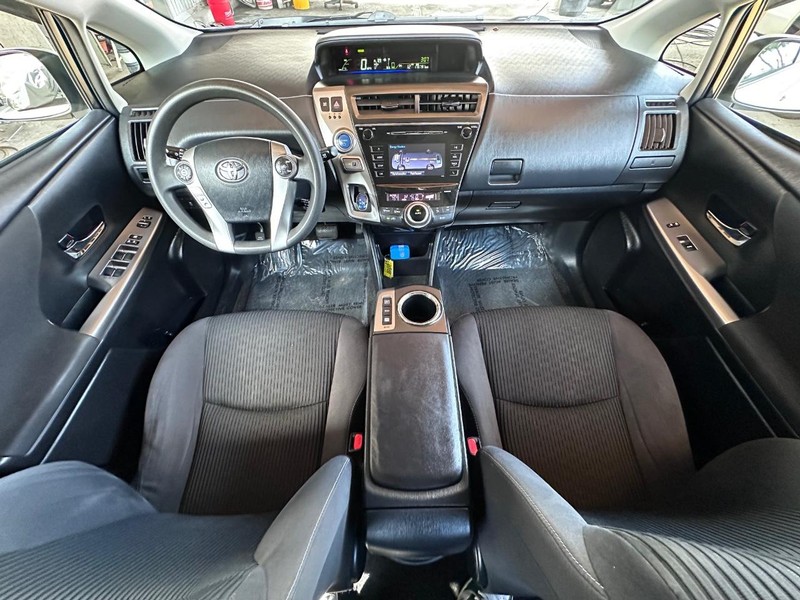 Toyota Prius V Vehicle Full-screen Gallery Image 13