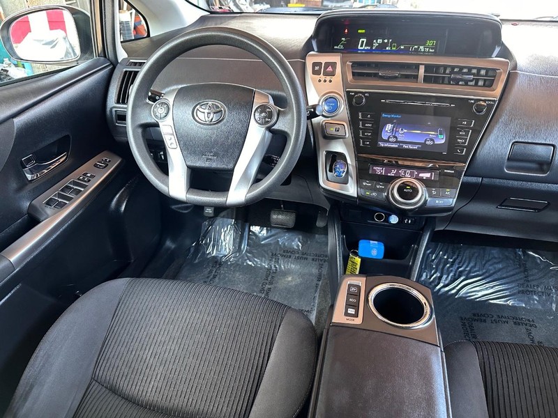 Toyota Prius V Vehicle Full-screen Gallery Image 14