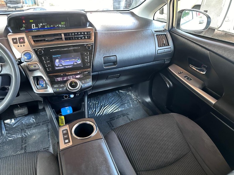 Toyota Prius V Vehicle Full-screen Gallery Image 15