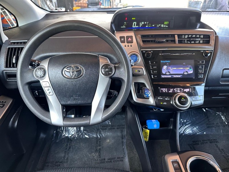 Toyota Prius V Vehicle Full-screen Gallery Image 16