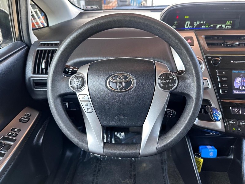 Toyota Prius V Vehicle Full-screen Gallery Image 17
