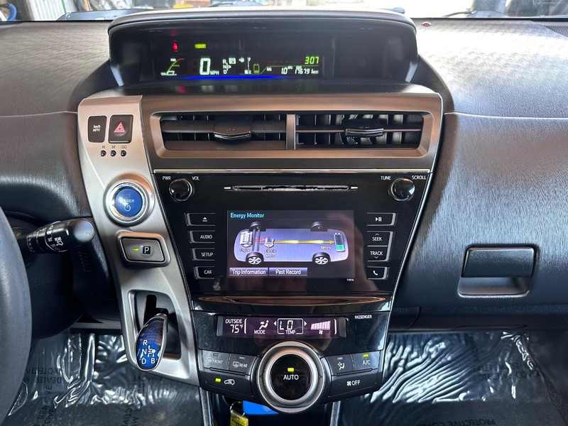Toyota Prius V Vehicle Full-screen Gallery Image 18