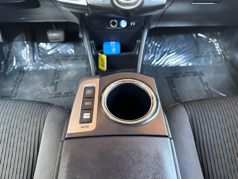Toyota Prius V Vehicle Full-screen Gallery Image 19
