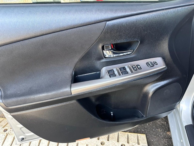 Toyota Prius V Vehicle Full-screen Gallery Image 20