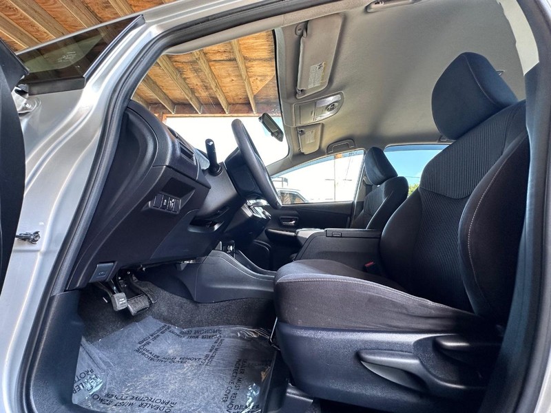 Toyota Prius V Vehicle Full-screen Gallery Image 21