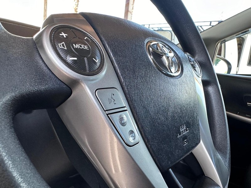 Toyota Prius V Vehicle Full-screen Gallery Image 23