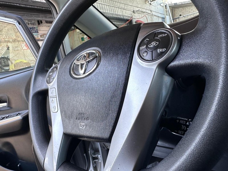 Toyota Prius V Vehicle Full-screen Gallery Image 24