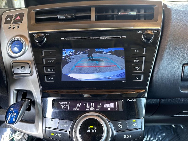 Toyota Prius V Vehicle Full-screen Gallery Image 25