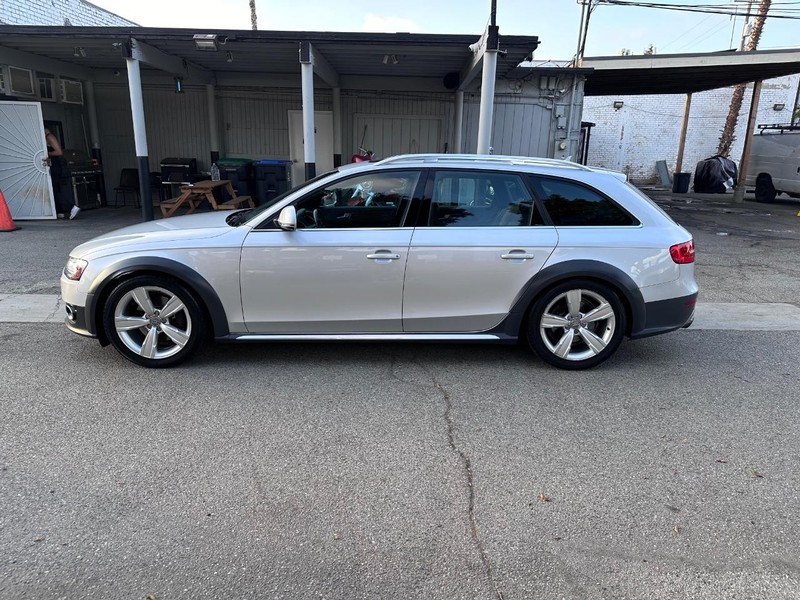 Audi allroad Vehicle Full-screen Gallery Image 2