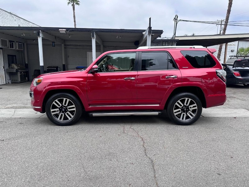 Toyota 4Runner Vehicle Full-screen Gallery Image 2