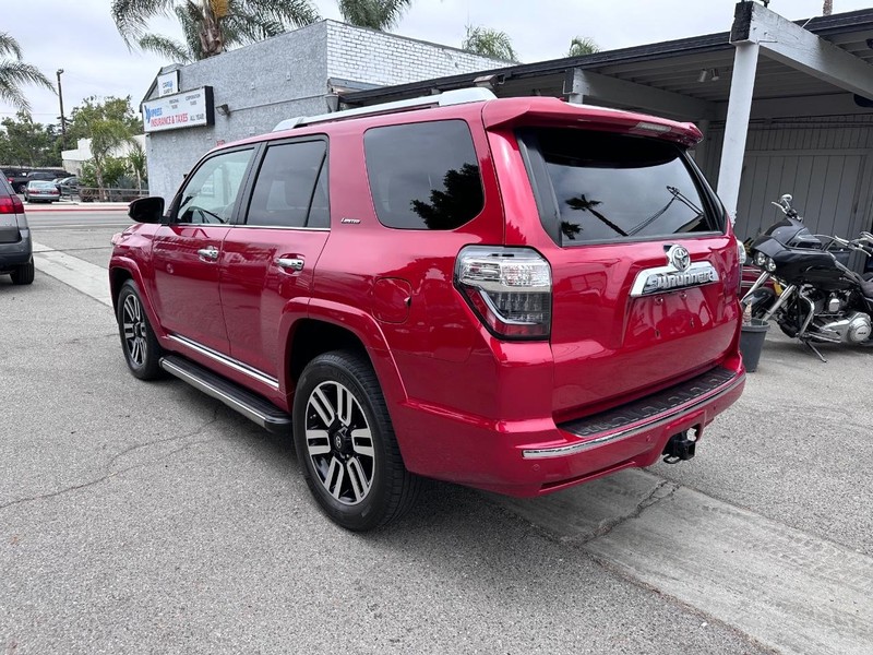 Toyota 4Runner Vehicle Full-screen Gallery Image 3