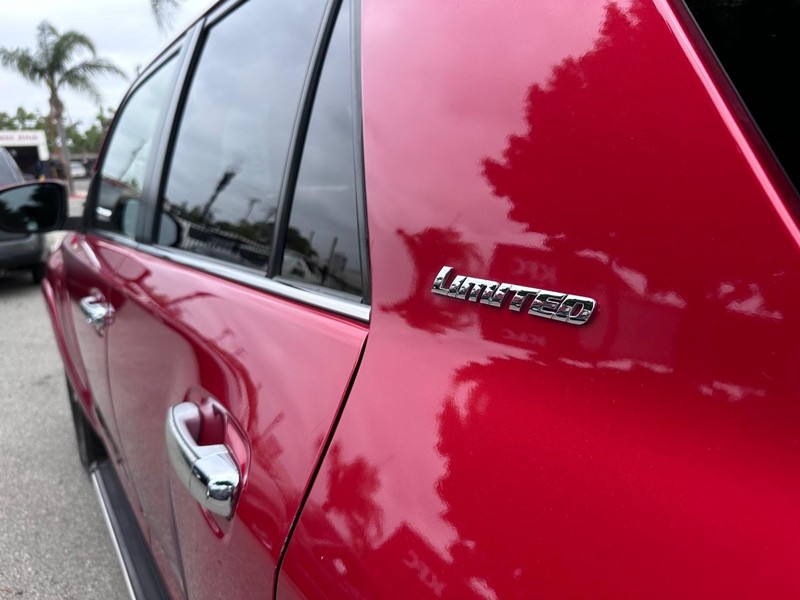 Toyota 4Runner Vehicle Full-screen Gallery Image 10