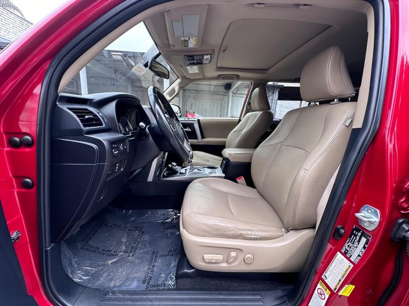 Toyota 4Runner Vehicle Full-screen Gallery Image 11