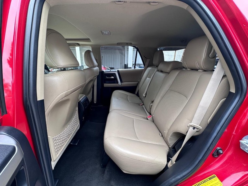 Toyota 4Runner Vehicle Full-screen Gallery Image 12