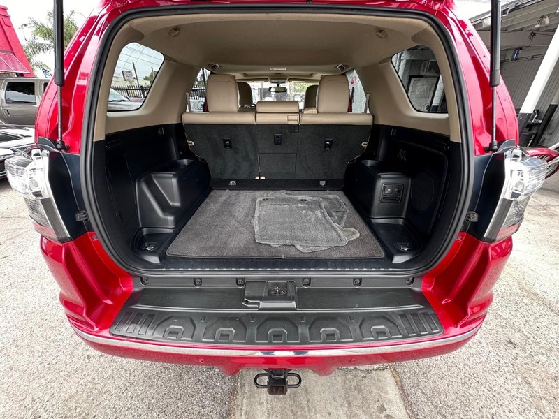 Toyota 4Runner Vehicle Full-screen Gallery Image 13
