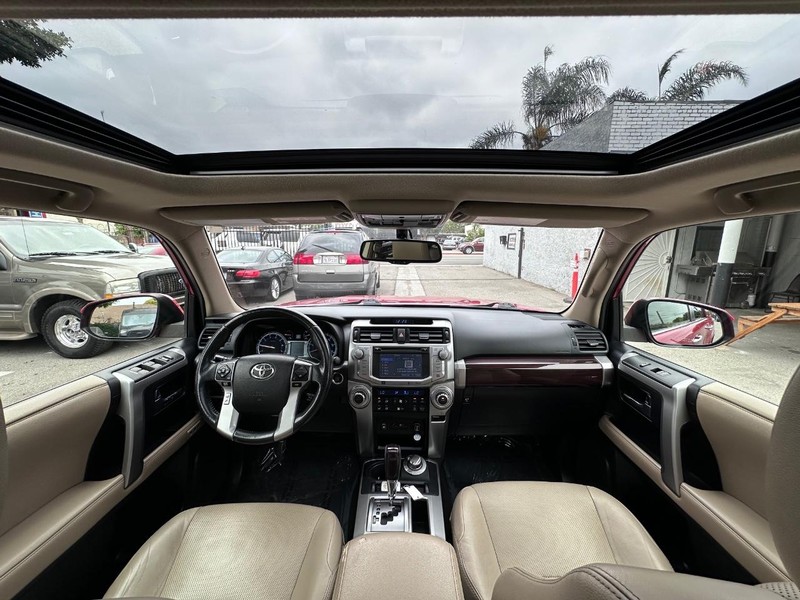 Toyota 4Runner Vehicle Full-screen Gallery Image 14