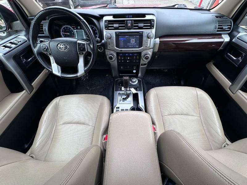 Toyota 4Runner Vehicle Full-screen Gallery Image 15