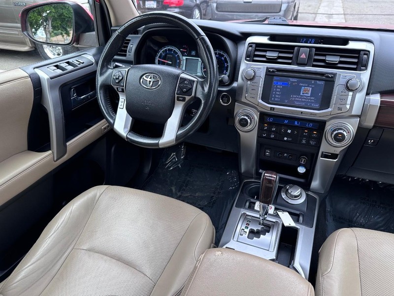 Toyota 4Runner Vehicle Full-screen Gallery Image 16