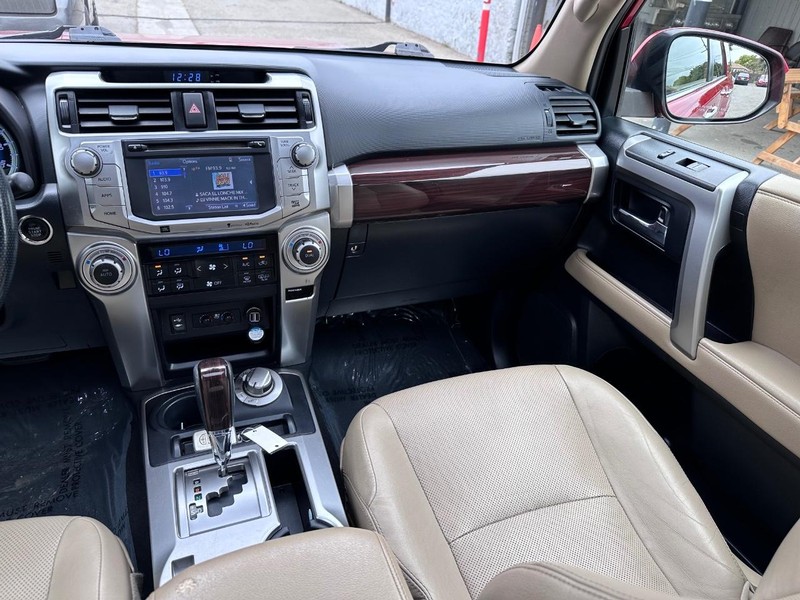 Toyota 4Runner Vehicle Full-screen Gallery Image 17