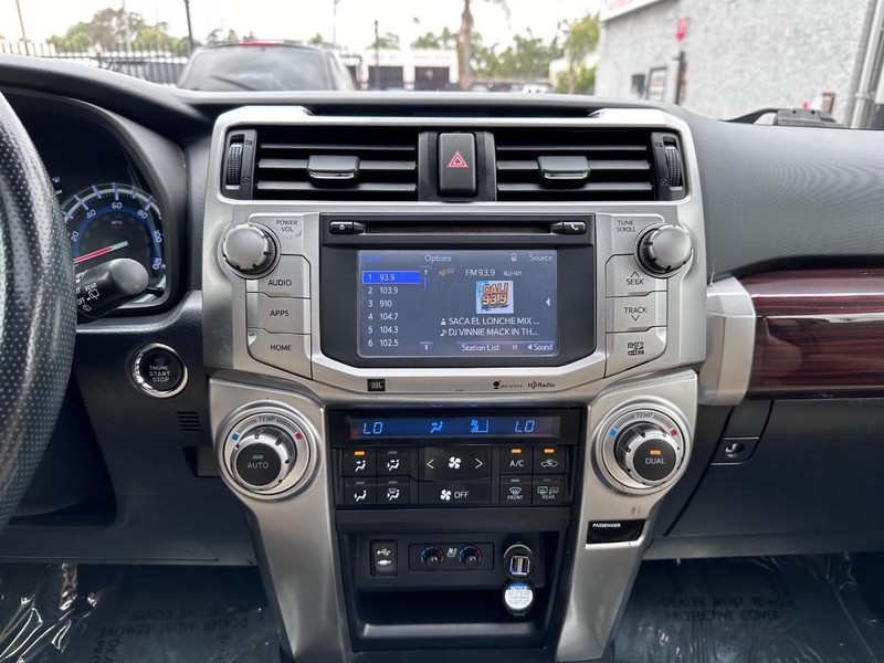 Toyota 4Runner Vehicle Full-screen Gallery Image 20