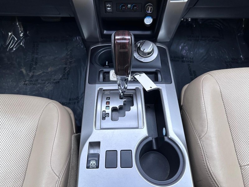 Toyota 4Runner Vehicle Full-screen Gallery Image 21