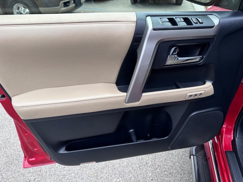Toyota 4Runner Vehicle Full-screen Gallery Image 22