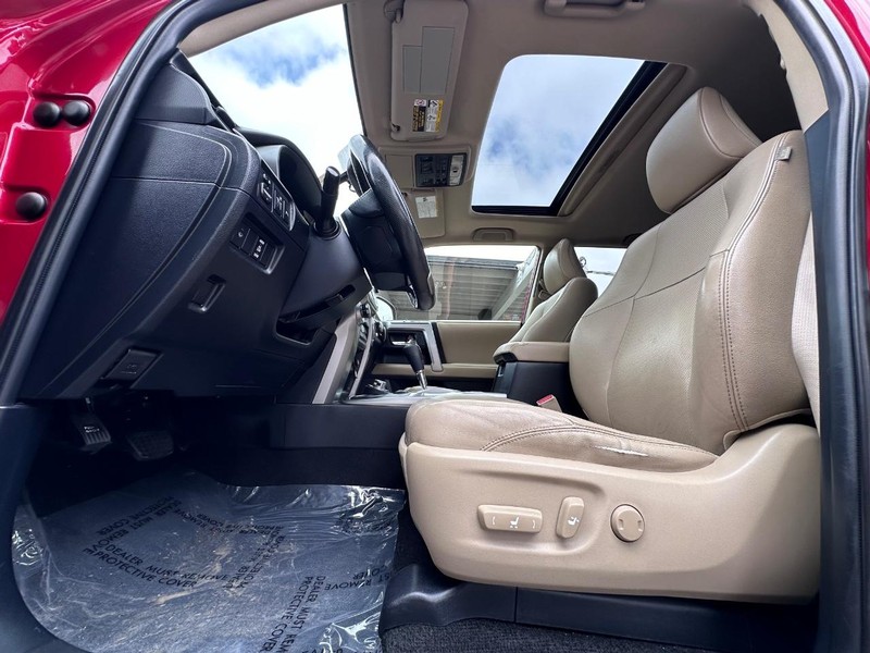 Toyota 4Runner Vehicle Full-screen Gallery Image 23