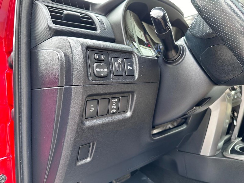 Toyota 4Runner Vehicle Full-screen Gallery Image 24
