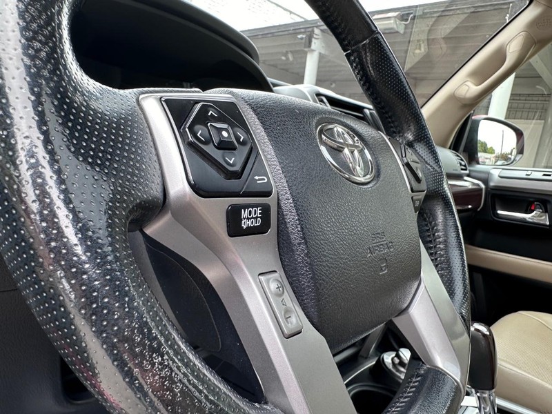Toyota 4Runner Vehicle Full-screen Gallery Image 25