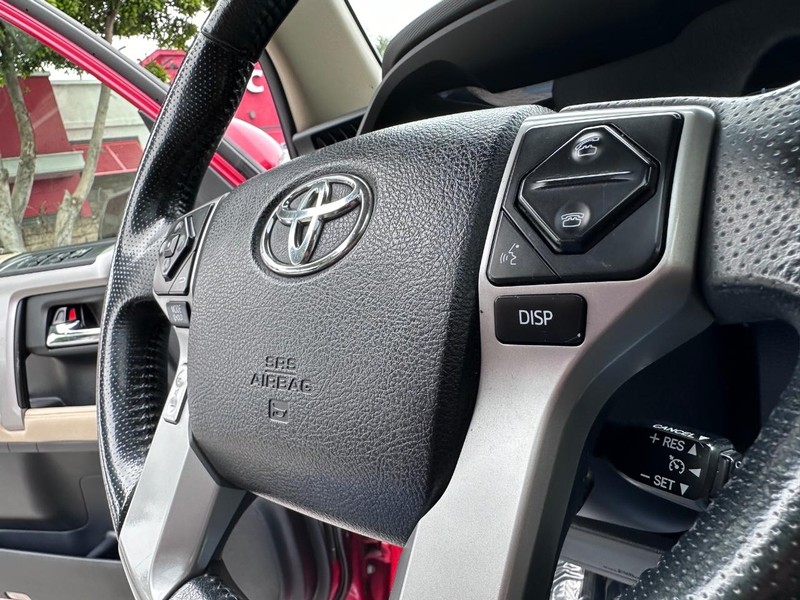 Toyota 4Runner Vehicle Full-screen Gallery Image 26
